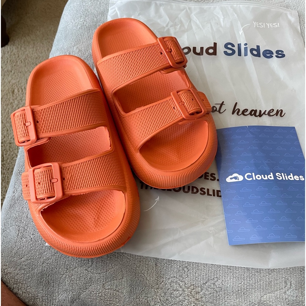 Cloud, slides… Size 7, coral new